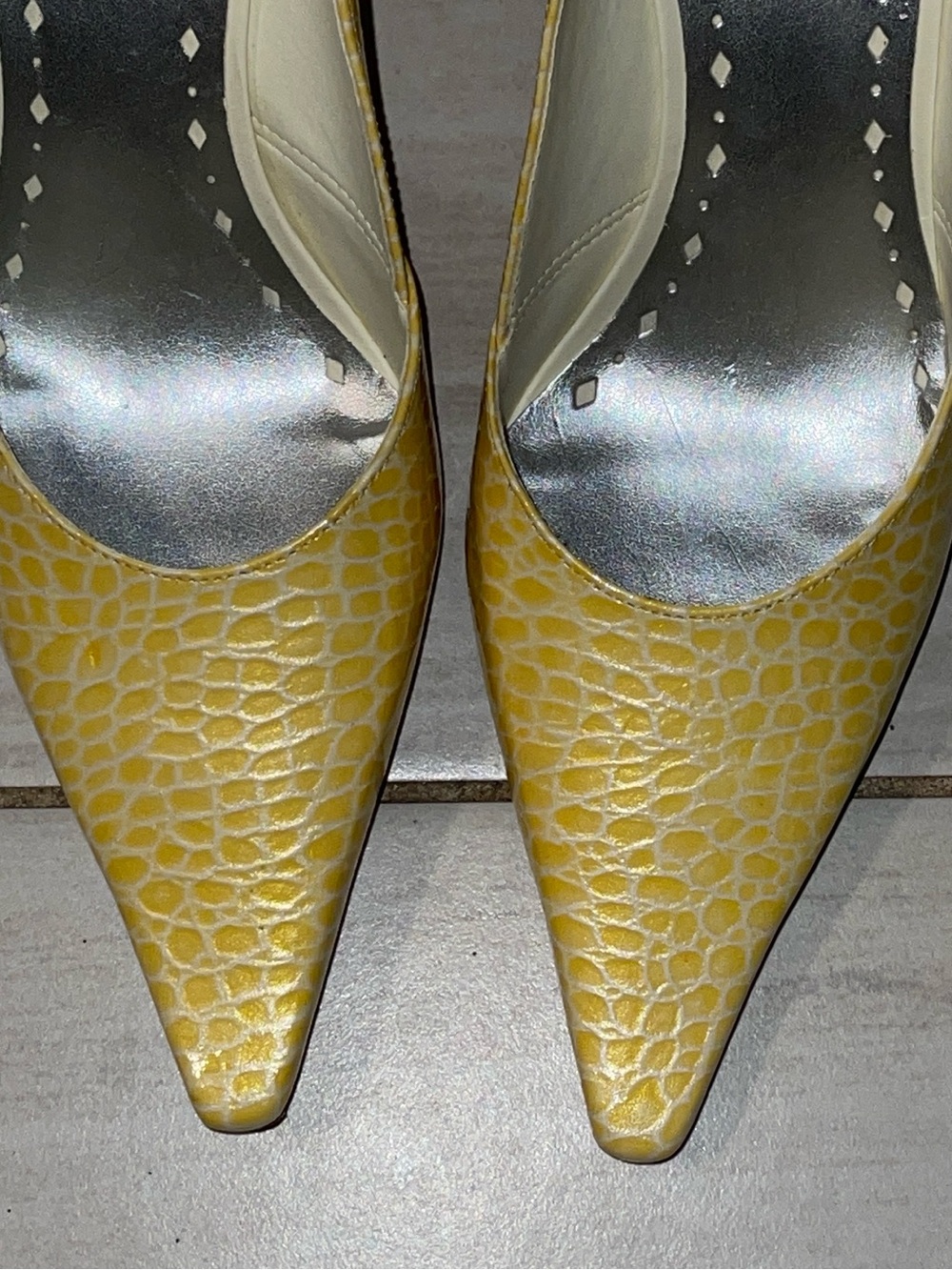BCBGMaxazria Y2K Yellow Animal Print Croc-Embossed Pointed Toe Pumps - Picture 5 of 9